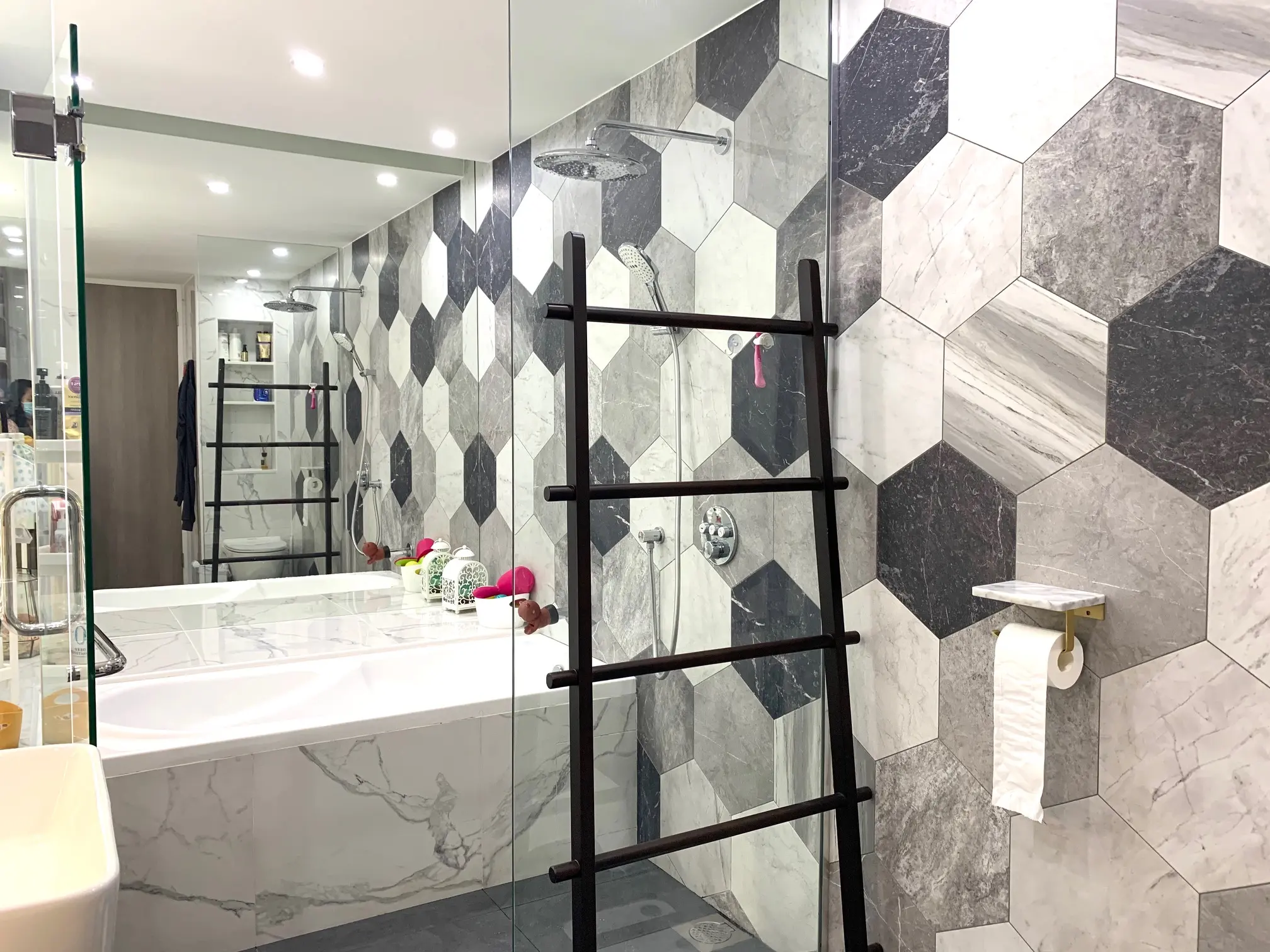 ID Avenue - Modern / Contemporary - MASTER BATH - Resale Condo - $48,000