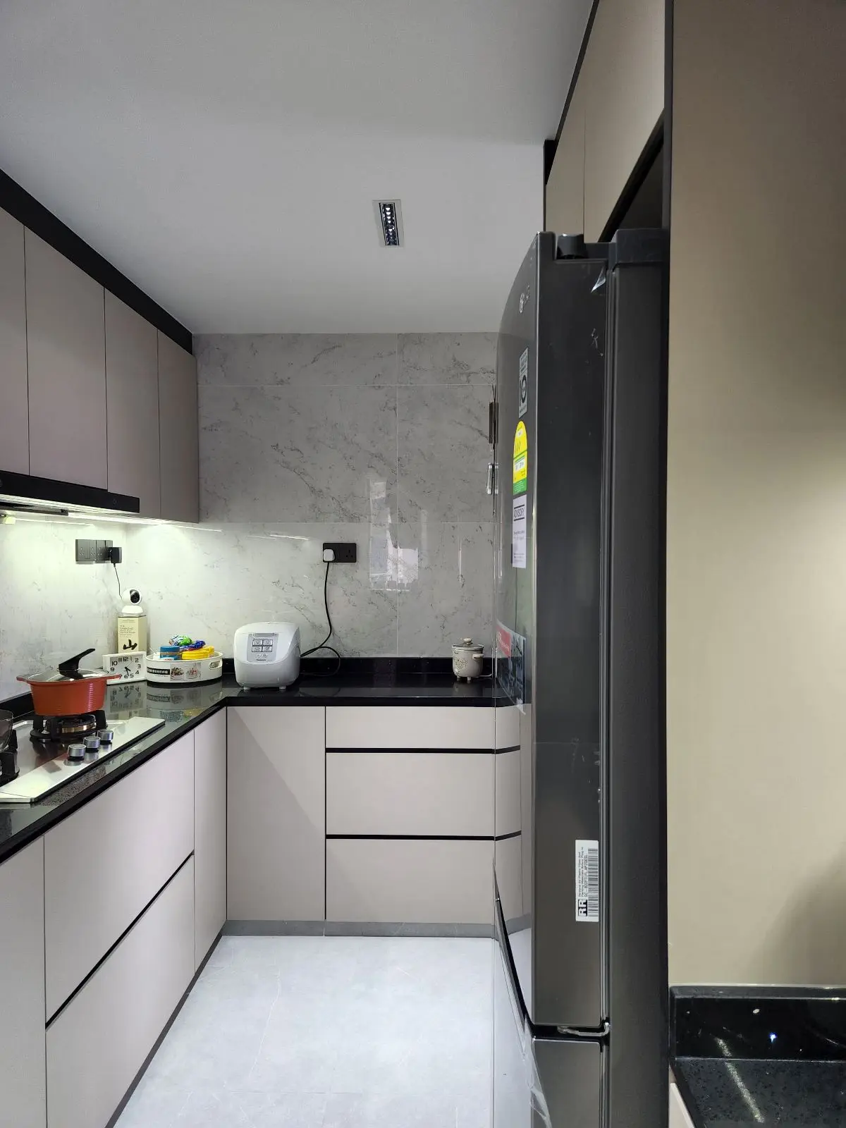 ID Avenue - Modern / Contemporary - KITCHEN - Resale Condo - $135,000