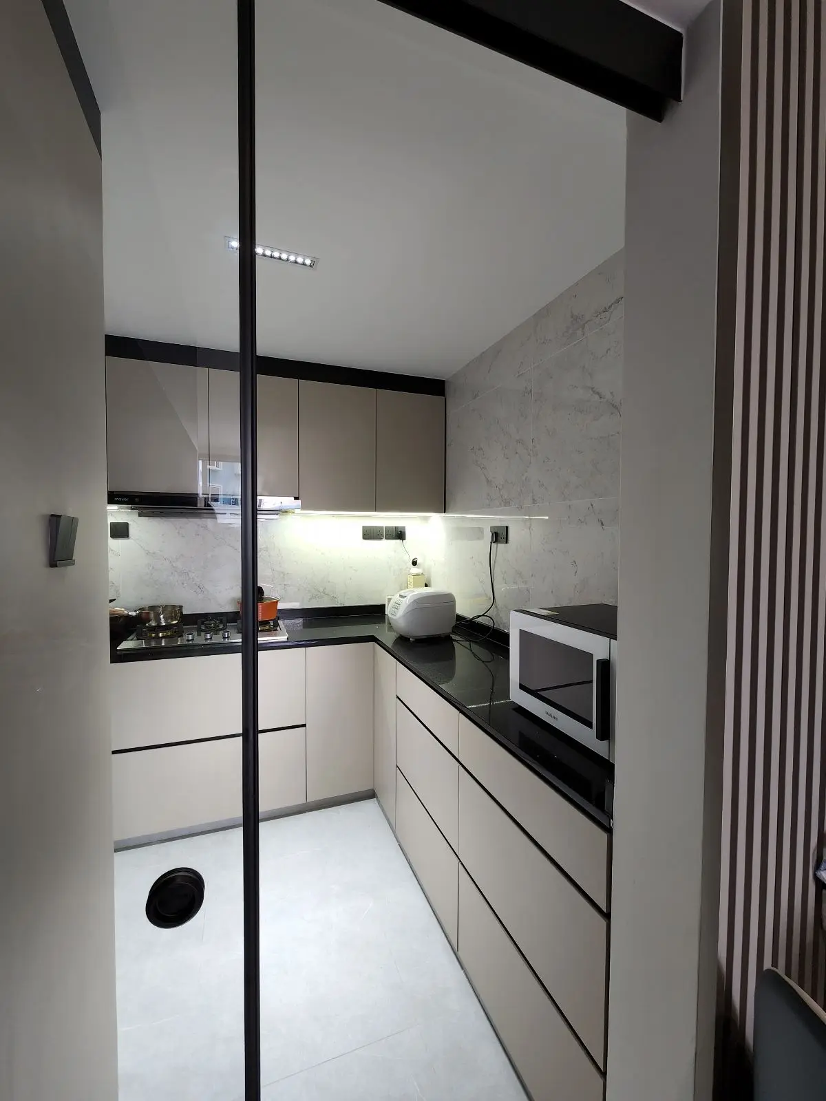 ID Avenue - Modern / Contemporary - KITCHEN 2 - Resale Condo - $135,000