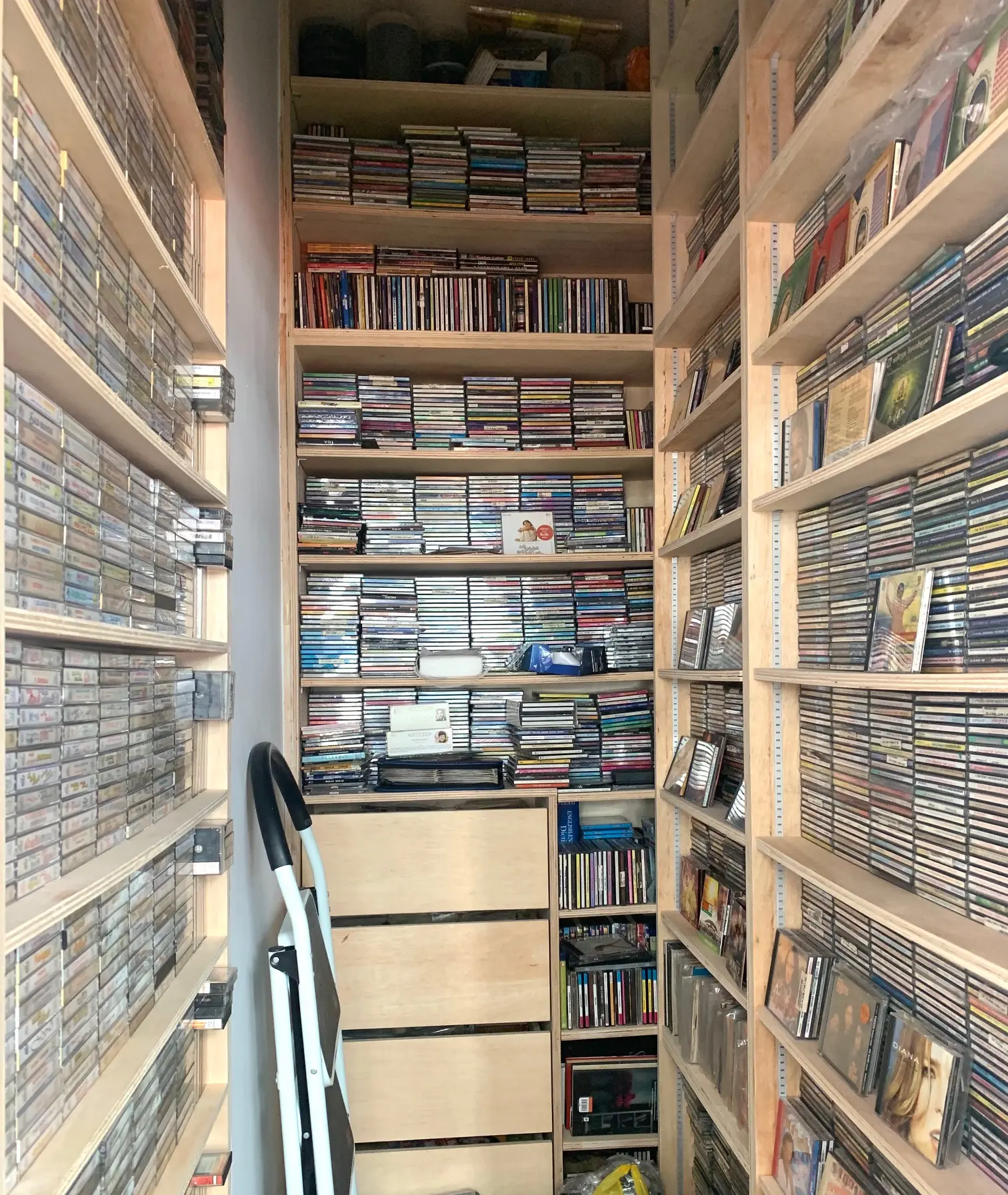 ID Avenue - Modern / Contemporary - STORE CD ROOM - Resale Condo - $135,000