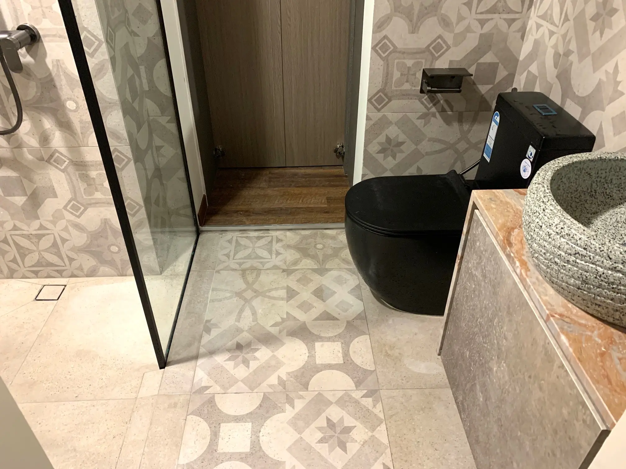 ID Avenue - Modern / Contemporary - BATHROOM 2 - Resale Condo - $135,000