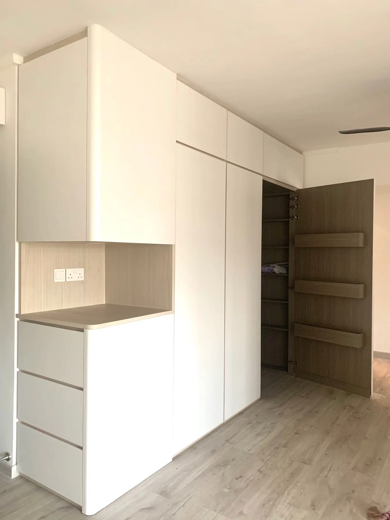 ID Avenue - Minimalistic / Scandinavian - TIC-TAC DOOR - Resale HDB - $58,000