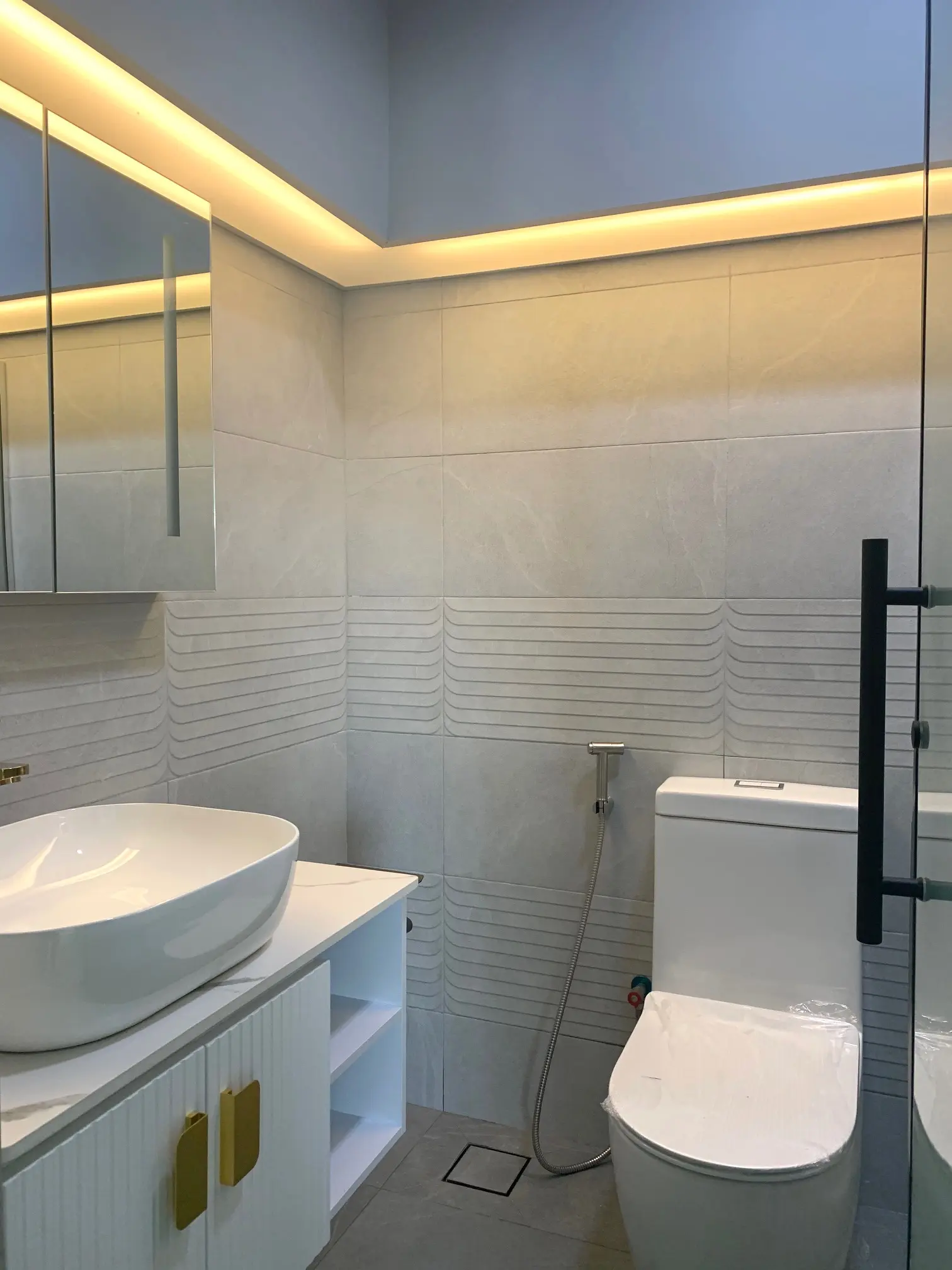 ID Avenue - Minimalistic / Scandinavian - MASTER BATH - Resale HDB - $58,000