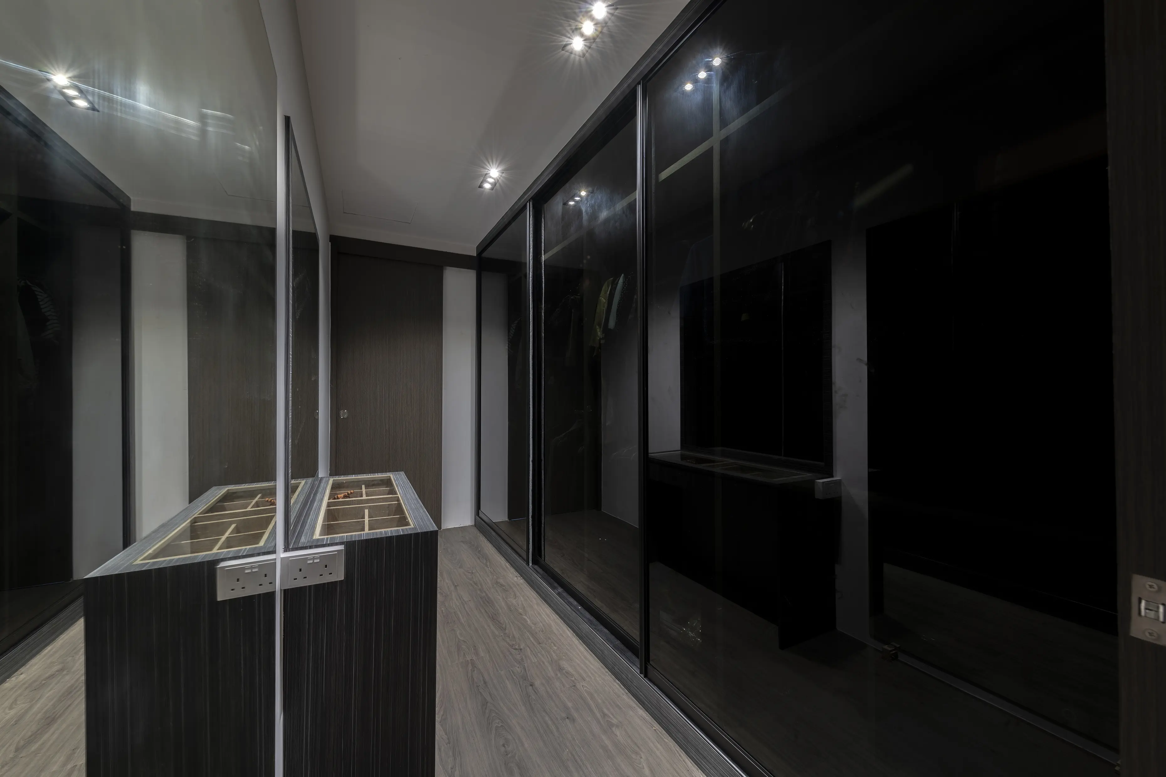 Ideal Haus - Luxury / Glamorous - Walk In Wardrobe - Resale Landed - $300,000