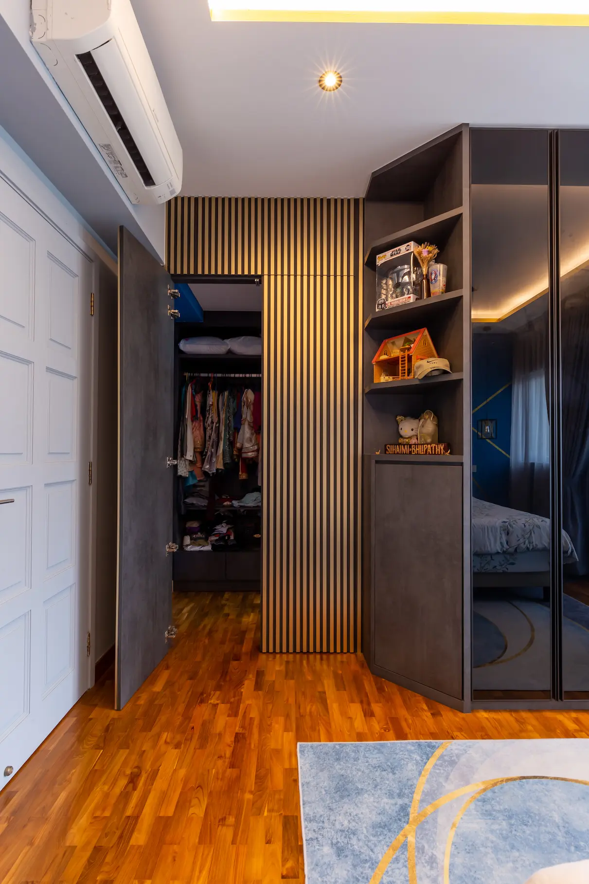 Concrid Interior  - Modern / Contemporary - walk-in wardrobe - Resale Landed - $140,000
